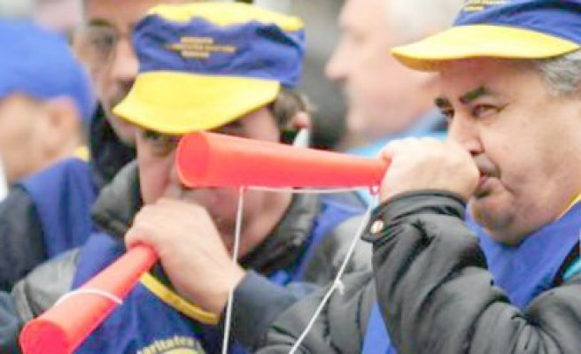 Membrii FMLR protestează, marţi, în faţa Ministerului Transporturilor